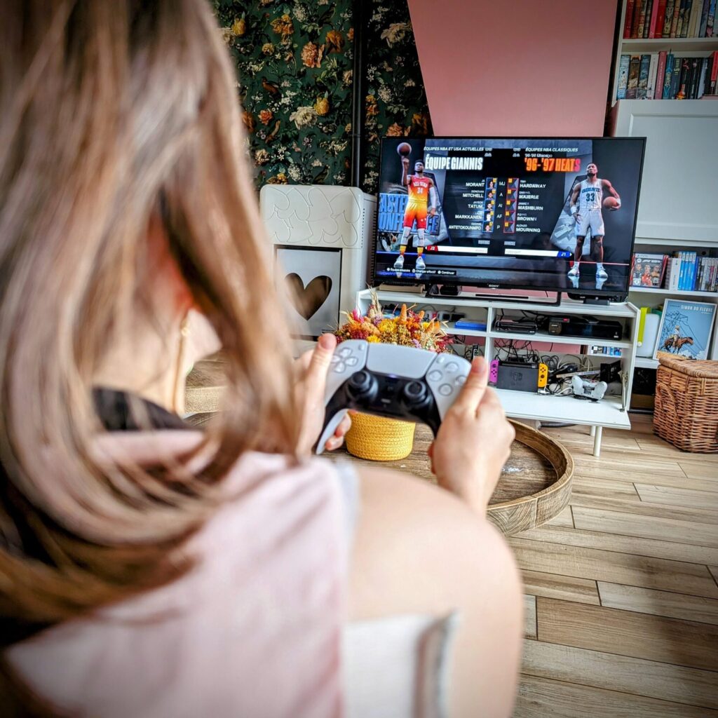 Pas de match ce weekend, pas de problème, Alice s'entraine avec NBA 2K23 sur la PS5