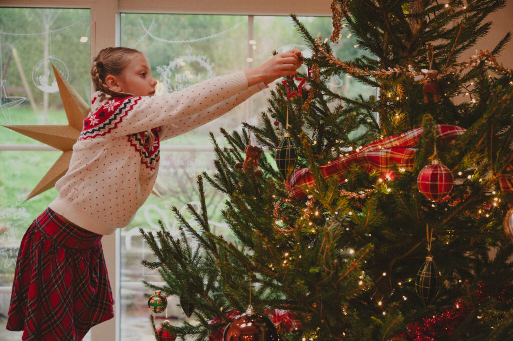 Allé, on décore le second sapin de Noël de l'année, cette fois en famille !