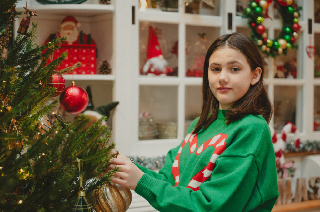 Allé, on décore le second sapin de Noël de l'année, cette fois en famille !