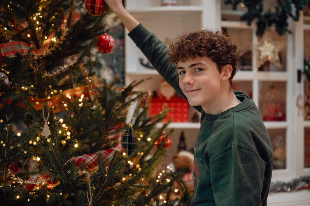 Allé, on décore le second sapin de Noël de l'année, cette fois en famille !