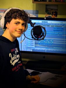 Charly s'est approprié le piano, puis Logic Pro !