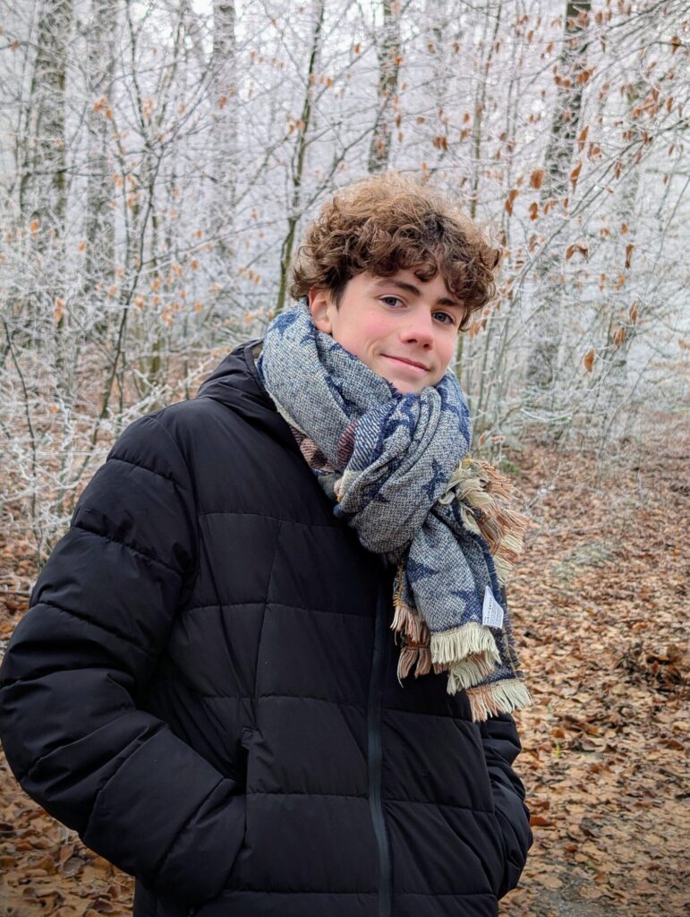 Après avoir passé plusieurs heures au Basket avec les filles, j'ai pris un petit moment avec mon grand Charly Martin pour découvrir son petit coin secret, non loin de chez nous. De quoi profiter de cette belle forêt gelée.