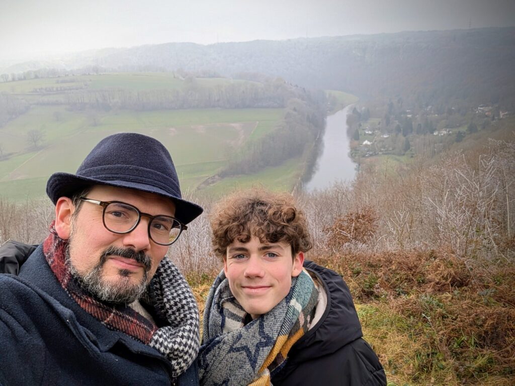Après avoir passé plusieurs heures au Basket avec les filles, j'ai pris un petit moment avec mon grand Charly Martin pour découvrir son petit coin secret, non loin de chez nous. De quoi profiter de cette belle forêt gelée.