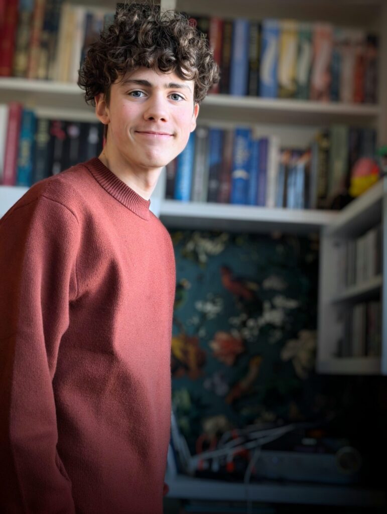 Ce matin, j'ai déposé mon grand gaillard Charly Martin à HELMo Sainte-Croix afin qu'il y découvre ce qui pourrait l'attendre dans son envie de devenir prof de français.- "Des cours de pédagogie ?"- "Ce sont des cours pour apprendre à apprendre"- "Mais ça a l'air trop génial !"Tu as bientôt 16 ans, des tas de portes encore à ouvrir, et c'est un plaisir de voir à quel point il te tardre de changer le monde... Tant par des actes, que par des chansons.#fierdetoi