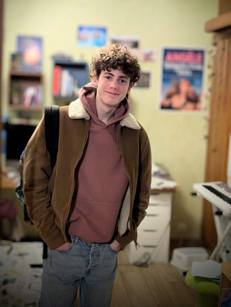 Ce matin, j'ai déposé mon grand gaillard Charly Martin à HELMo Sainte-Croix afin qu'il y découvre ce qui pourrait l'attendre dans son envie de devenir prof de français. - "Des cours de pédagogie ?" - "Ce sont des cours pour apprendre à apprendre" - "Mais ça a l'air trop génial !" Tu as bientôt 16 ans, des tas de portes encore à ouvrir, et c'est un plaisir de voir à quel point il te tardre de changer le monde... Tant par des actes, que par des chansons. #fierdetoi