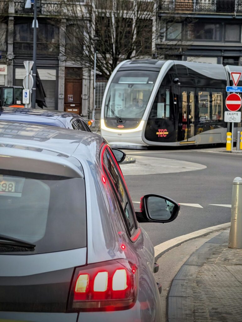 Ce matin, j'ai déposé mon grand gaillard Charly Martin à HELMo Sainte-Croix afin qu'il y découvre ce qui pourrait l'attendre dans son envie de devenir prof de français. - "Des cours de pédagogie ?" - "Ce sont des cours pour apprendre à apprendre" - "Mais ça a l'air trop génial !" Tu as bientôt 16 ans, des tas de portes encore à ouvrir, et c'est un plaisir de voir à quel point il te tardre de changer le monde... Tant par des actes, que par des chansons. #fierdetoi