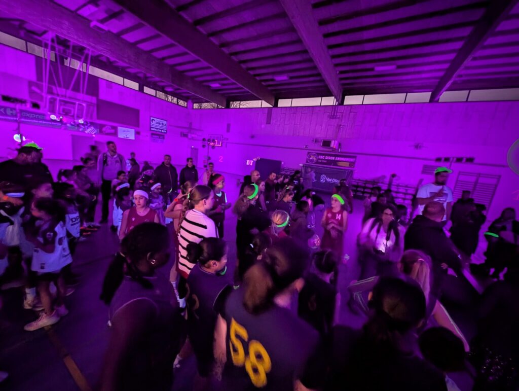 Étrange expérience ce soir... Du basket Fluo !!