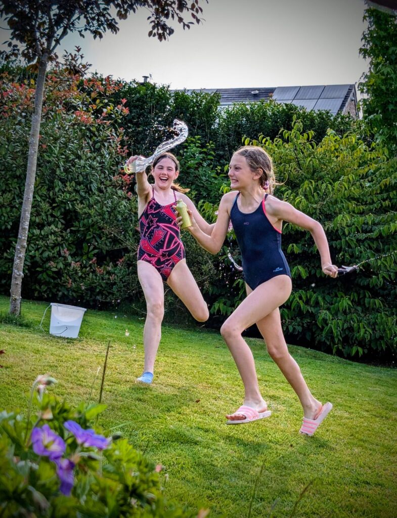 La magie des photos... C'est que tu as l'impression que c'est un moment fun... Et en 2 minutes elles ont l'idée de remplir un saut d'herbes mouillées pour se le retourner sur la tête.... Mais je vous laisse le côté "mignon" du moment...