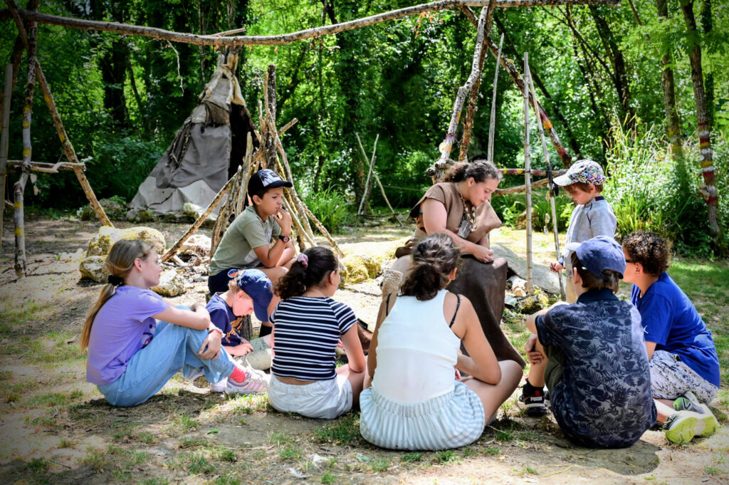 Atelier "couture" au Paleosite de Saint Césaire, 2025
