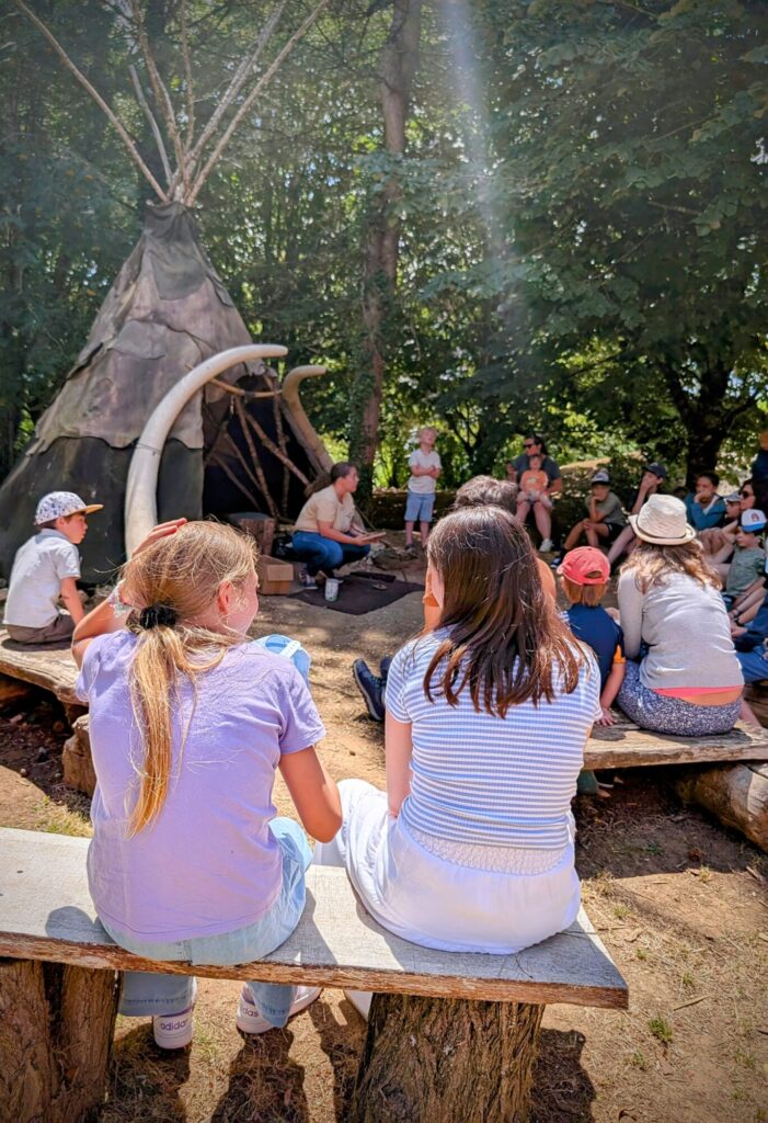 On découvre comment faire du feu au Paleosite de Saint Césaire. 2025