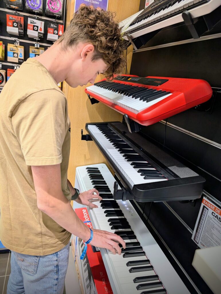 Monsieur Tongo Charly s'essaie à quelques pianos électroniques chez Leclerc à Cognac.
