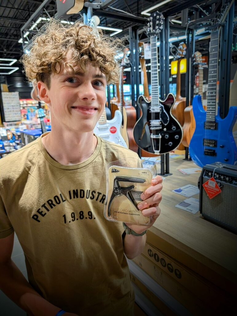 Yes, quête annexe remplie. On a trouvé un Capo pour la guitare de Charly en vacances !