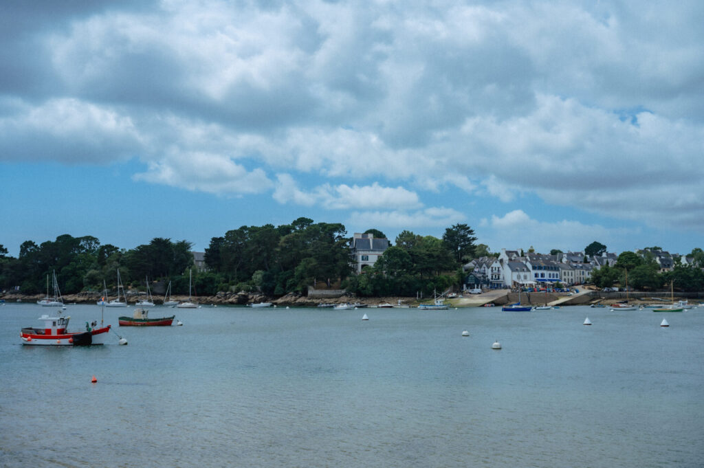Vacances en Bretagne - Le port de Sainte Marine depuis Benodet