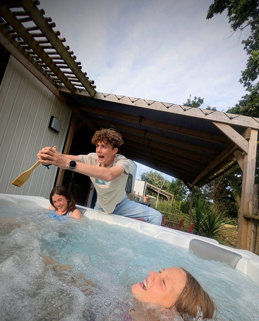 Une soupe de nouille dans le jacuzzi ! -- Notre cottage du camping l'Océan Breton