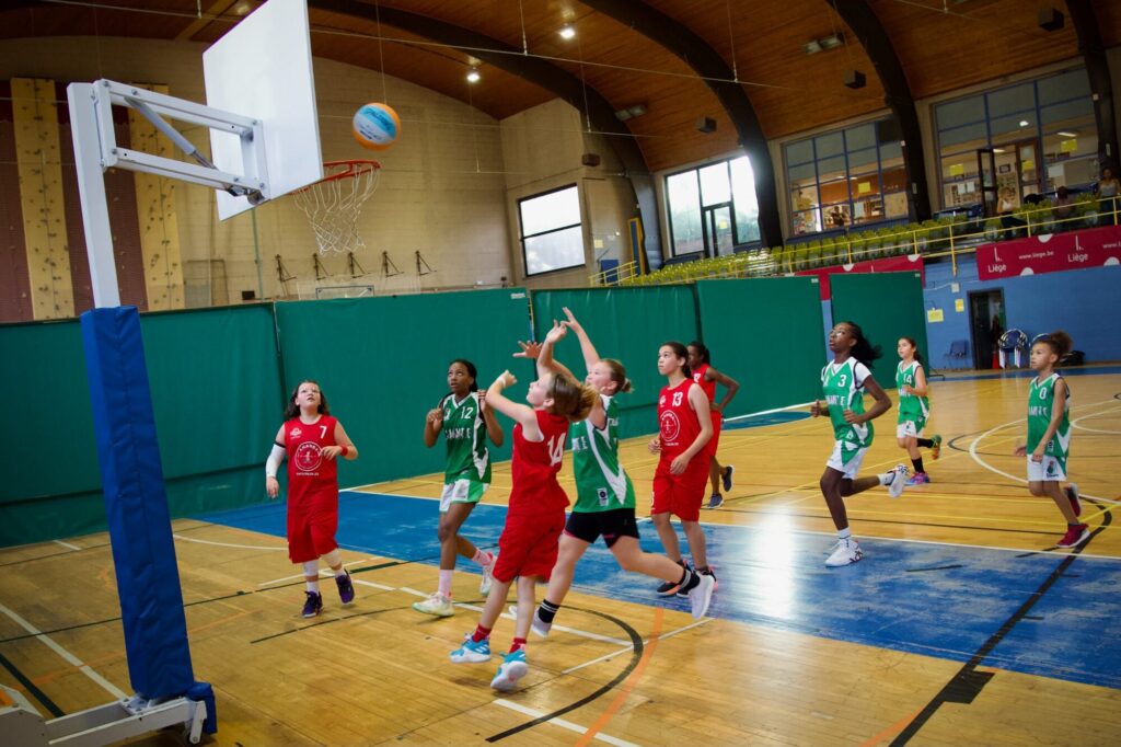 Hier matin, un peu stressé, je pouvais "enfin" découvrir les débuts de Rose en U12 dans sa nouvelle équipe ! Après quelques minutes à te mettre dans le rythme, à te faire une place sur le terrain parmi les nouvelles coéquipière, tu as pris confiance, tu as osé et apporté quelques paniers à cette première victoire de ton équipe ! Il va falloir rattraper un peu le manque de technique de cet été. Allo Frédéric Bemelmans ; )
