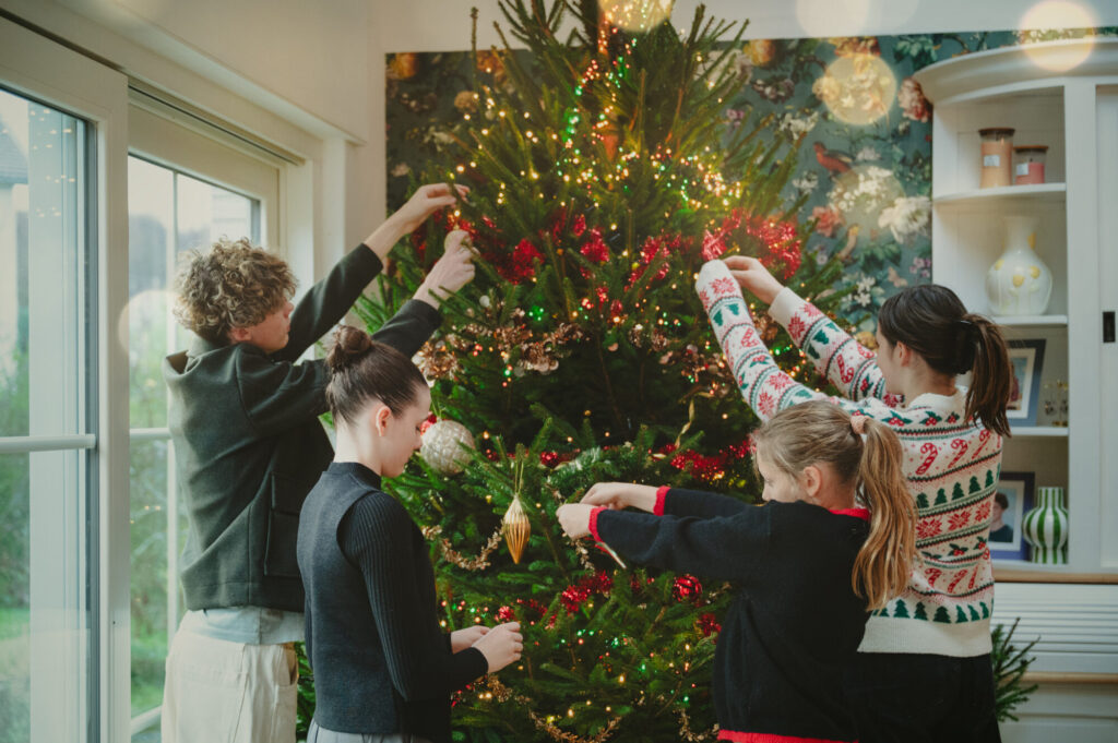 On prépare le sapin en famille - 2025