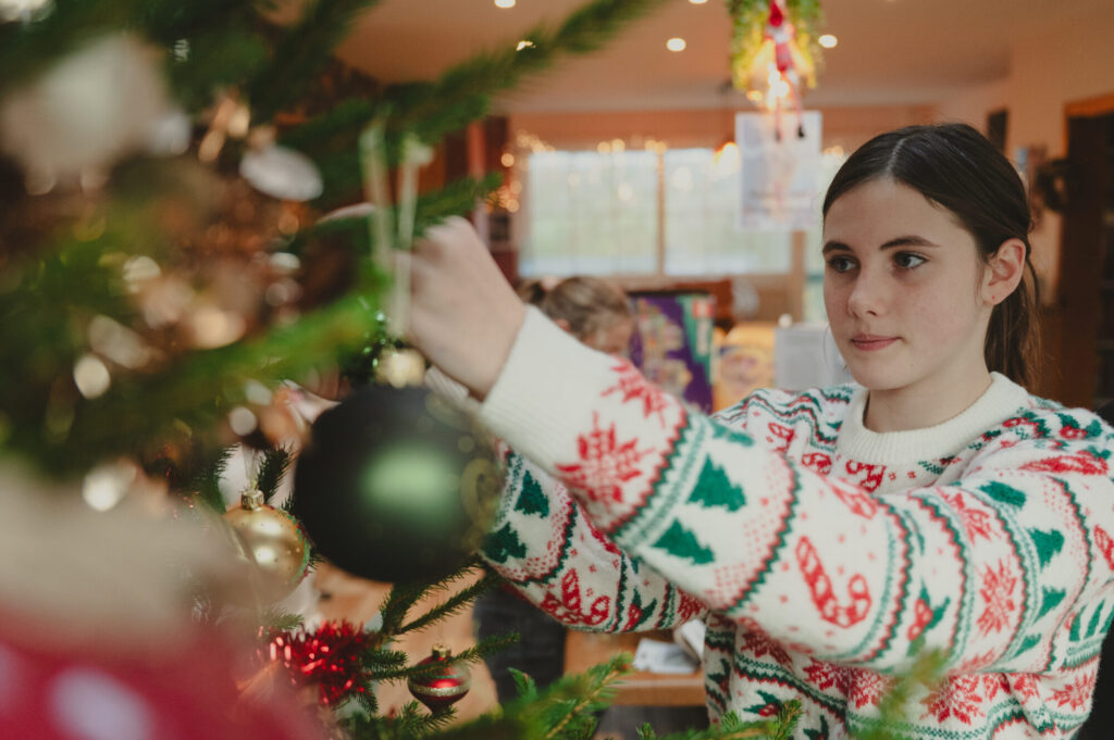On prépare le sapin en famille - 2025