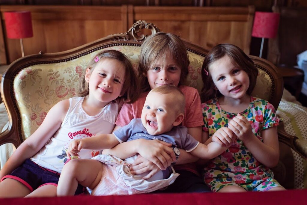 Tous les 4 en vacances au Domaine de Brassac. Rose 6 mois. Aout 2016