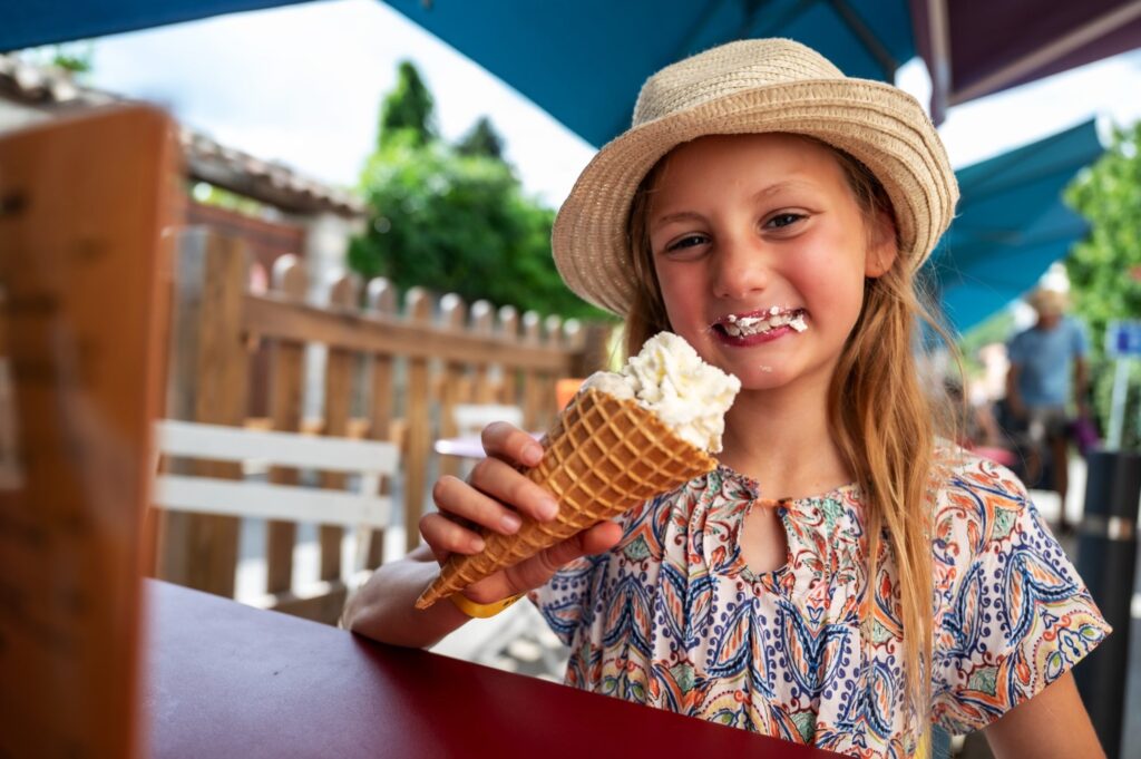 Hmmm la bonne glace ! Rose 7 ans et demi. 2023