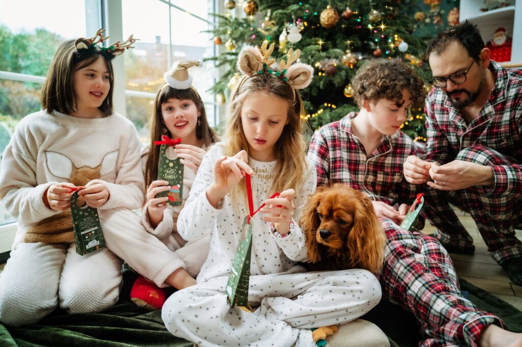 En famille au pied du Sapin. Rose 8 ans. Décembre 2023