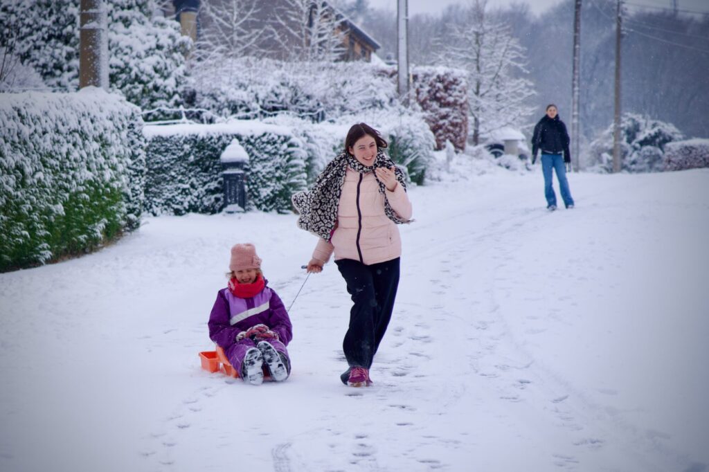 Les filles jouent dans la neige. ©LMDC, 2026