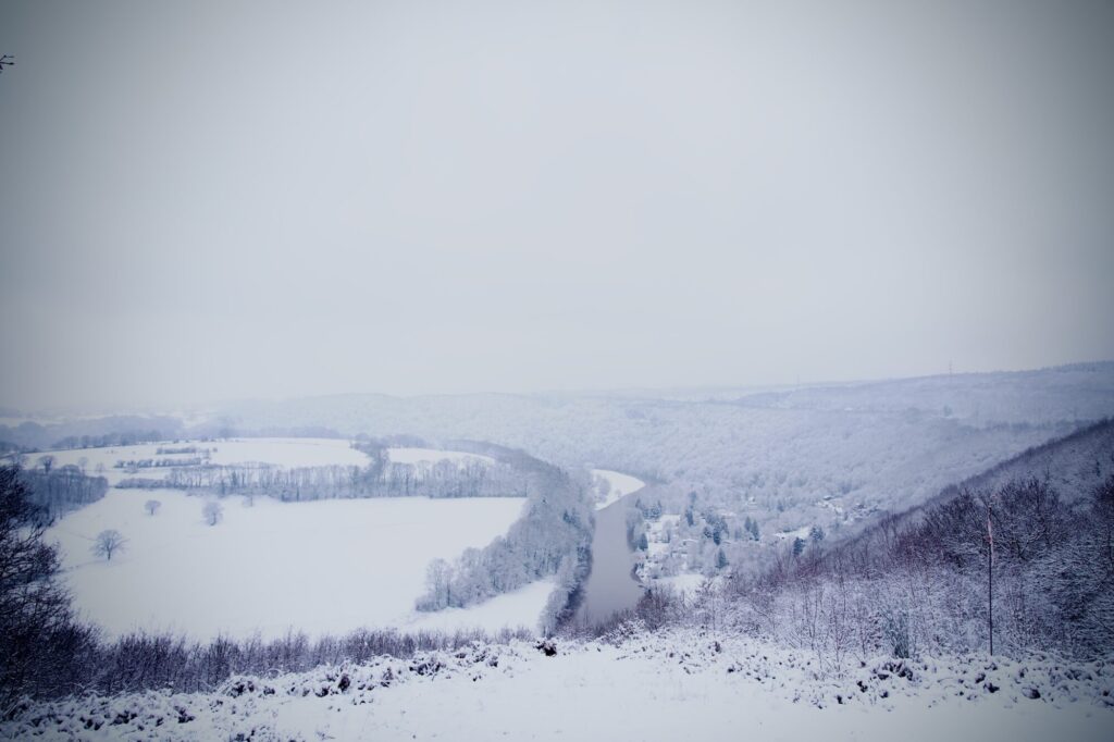 En promenade sur les hauteurs d'Esneux dans le blanc de la neige. ©LMDC, 2026