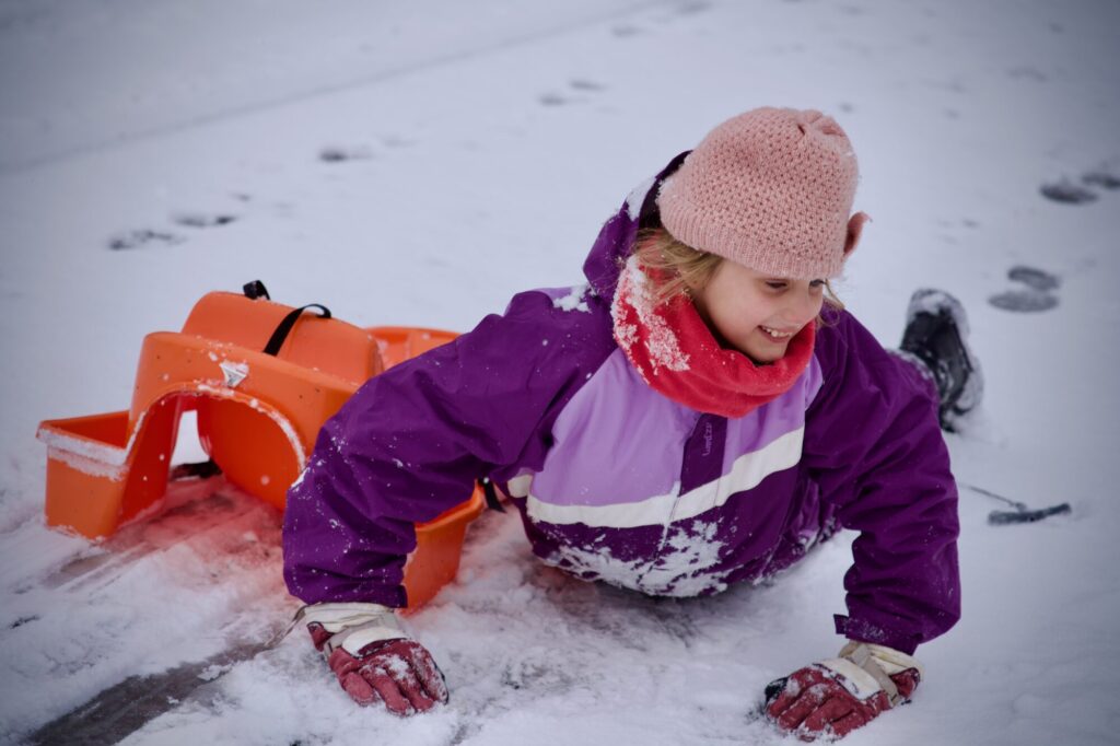 Les filles jouent dans la neige. ©LMDC, 2026