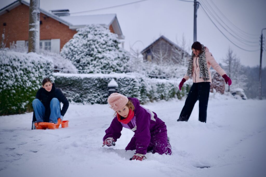 Les filles jouent dans la neige. ©LMDC, 2026