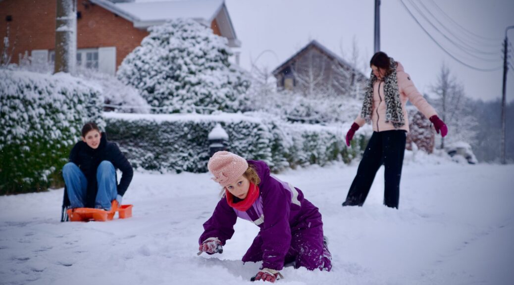 Les filles jouent dans la neige. ©LMDC, 2026
