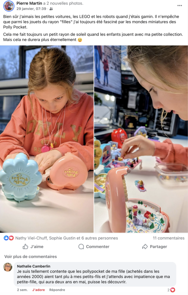 Rose joue encore un peu au Polly Pocket à mon bureau