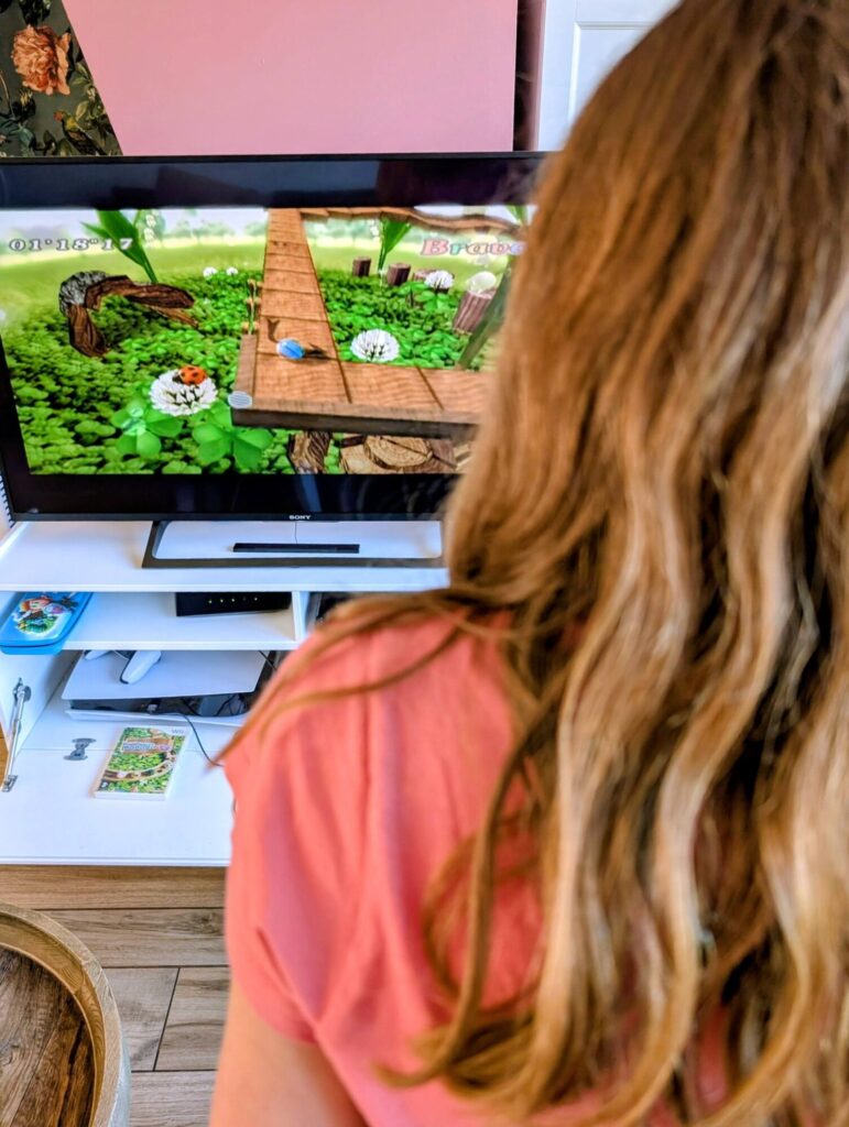 Rose s'essaie à Kororinpa sur la Nintendo Wii