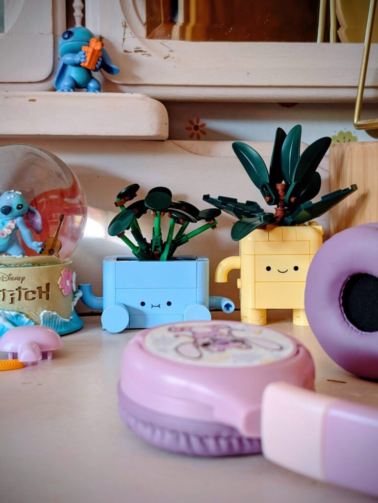 Elles sont jolies ses petites décos "botaniques" de la série LEGO que les filles ont reçues.