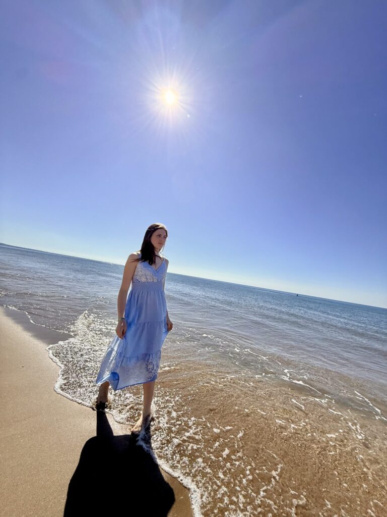 Alice, les pieds dans l'eau