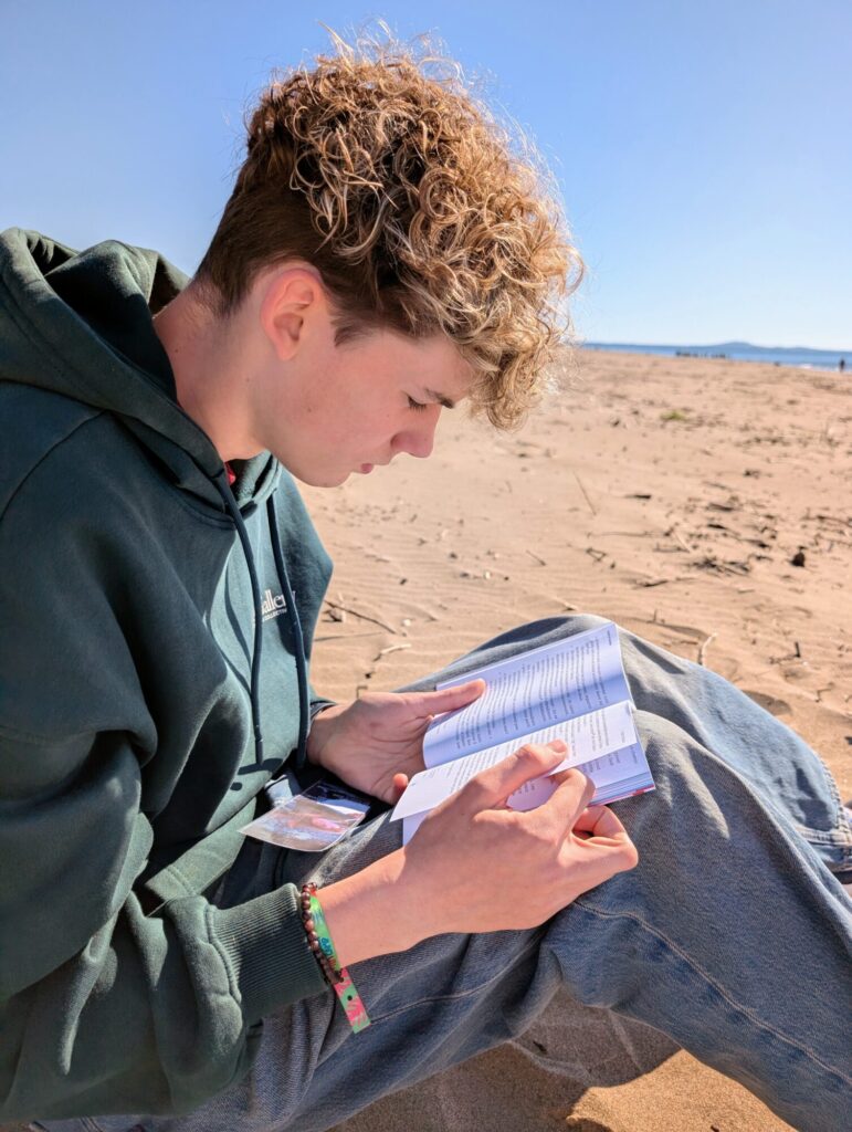 Charly dans un Guy de Maupassant sur la plage...