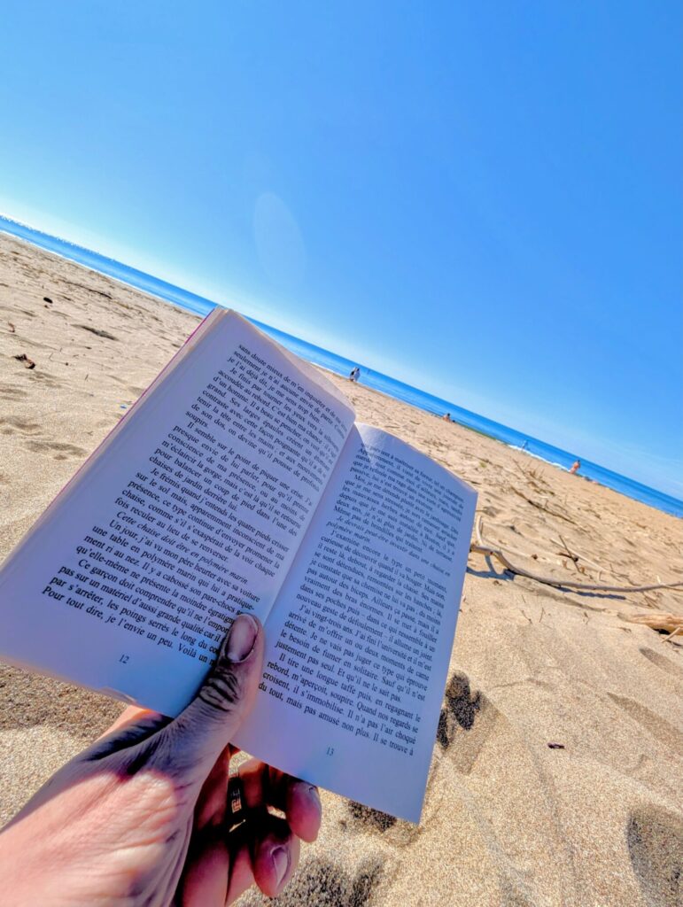 AAah, lire sur la plage, je resterais bien là moi
