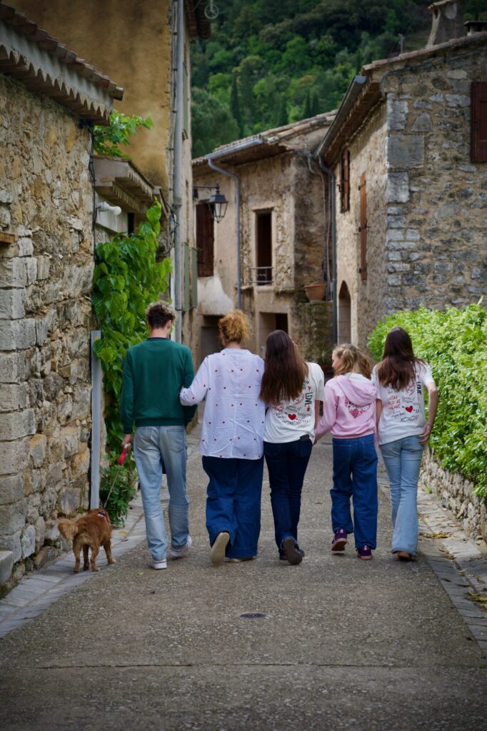 Des ados à Saint Guilhem le Désert - ©LDMC, 2026