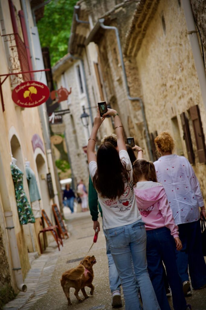Des ados à Saint Guilhem le Désert - ©LDMC, 2026