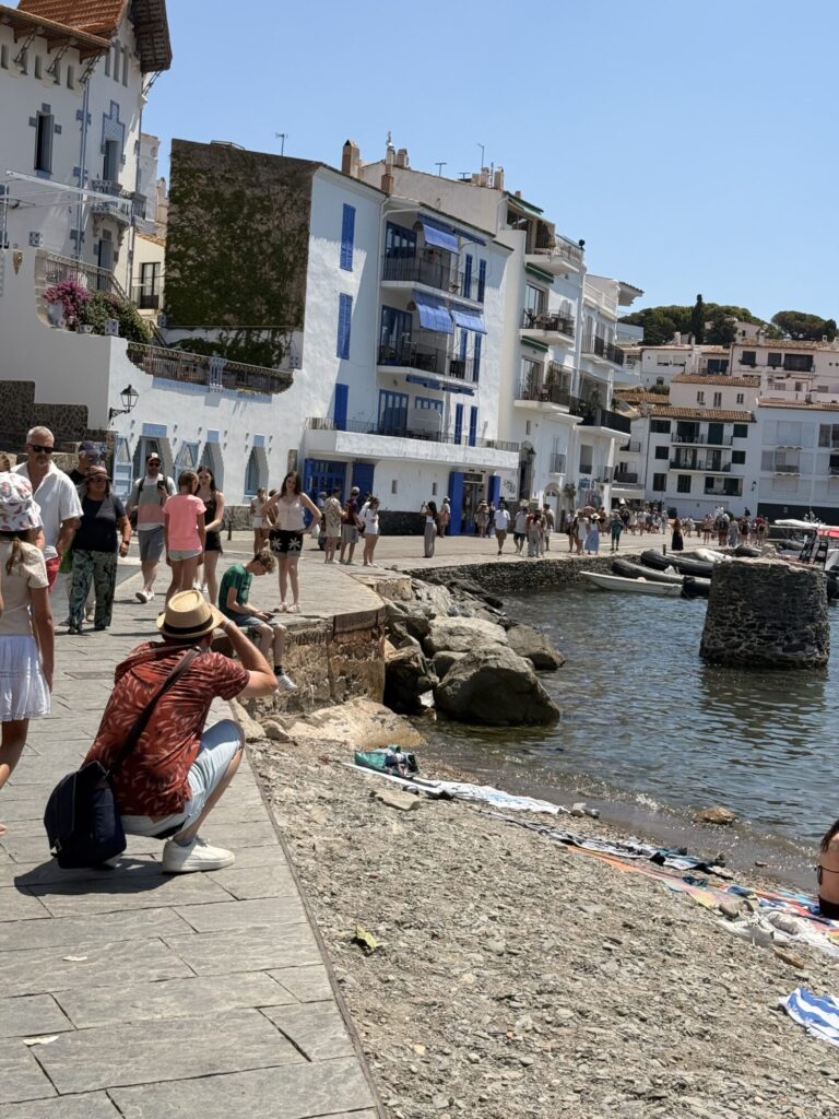 Vacances dans les Pyrénées orientales - à la recherche d'un peu de fraîcheur au pied des Pyrénées, sur la Costa Brava dans le bucolique petit port de Cadaquès - ©LMDC, 2026