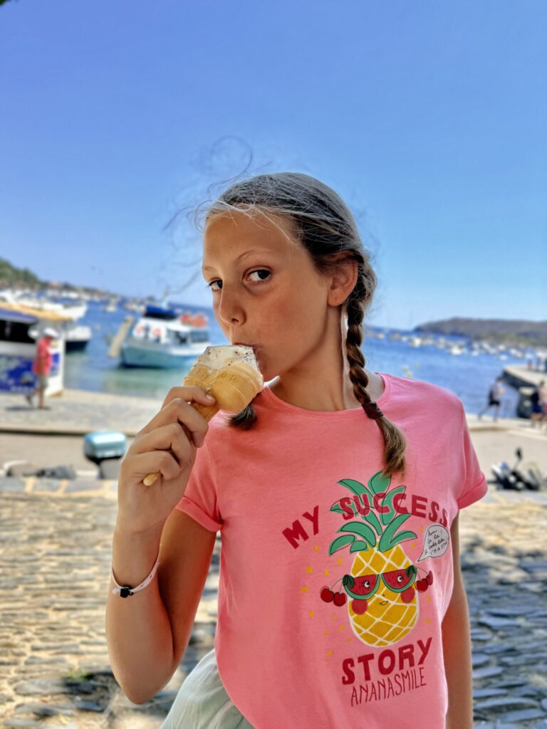 Vacances dans les Pyrénées orientales - à la recherche d'un peu de fraîcheur au pied des Pyrénées, sur la Costa Brava dans le bucolique petit port de Cadaquès - ©LMDC, 2026