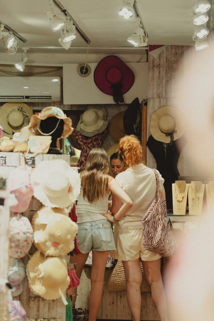 Vacances dans les Pyrénées orientales - llé zou, un petit tour sur le marché - Canet-en-Roussillon - ©LMDC, 2026