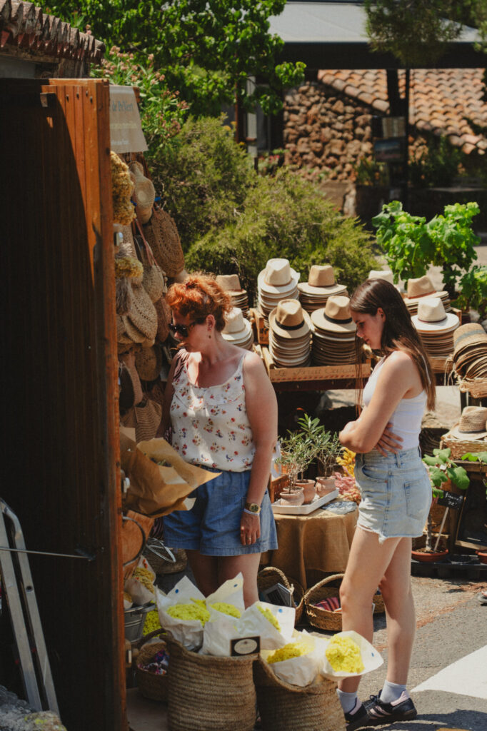 Vacances dans les Pyrénées orientales - Promenade dans le pittoresque village de Castelnou - ©LMDC, 2026