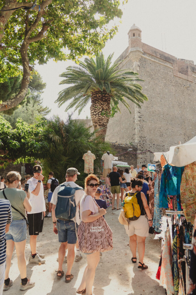 Vacances dans les Pyrénées orientales - Collioure vivante et pressée par son marché matinale - ©LMDC, 2026