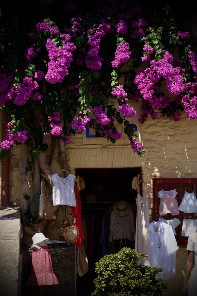 Vacances dans les Pyrénées orientales - à la recherche d'un peu de fraîcheur au pied des Pyrénées, sur la Costa Brava dans le bucolique petit port de Cadaquès - ©LMDC, 2026