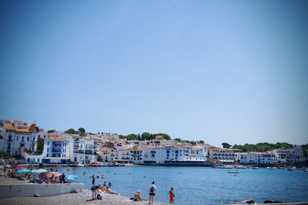 Vacances dans les Pyrénées orientales - à la recherche d'un peu de fraîcheur au pied des Pyrénées, sur la Costa Brava dans le bucolique petit port de Cadaquès - ©LMDC, 2026