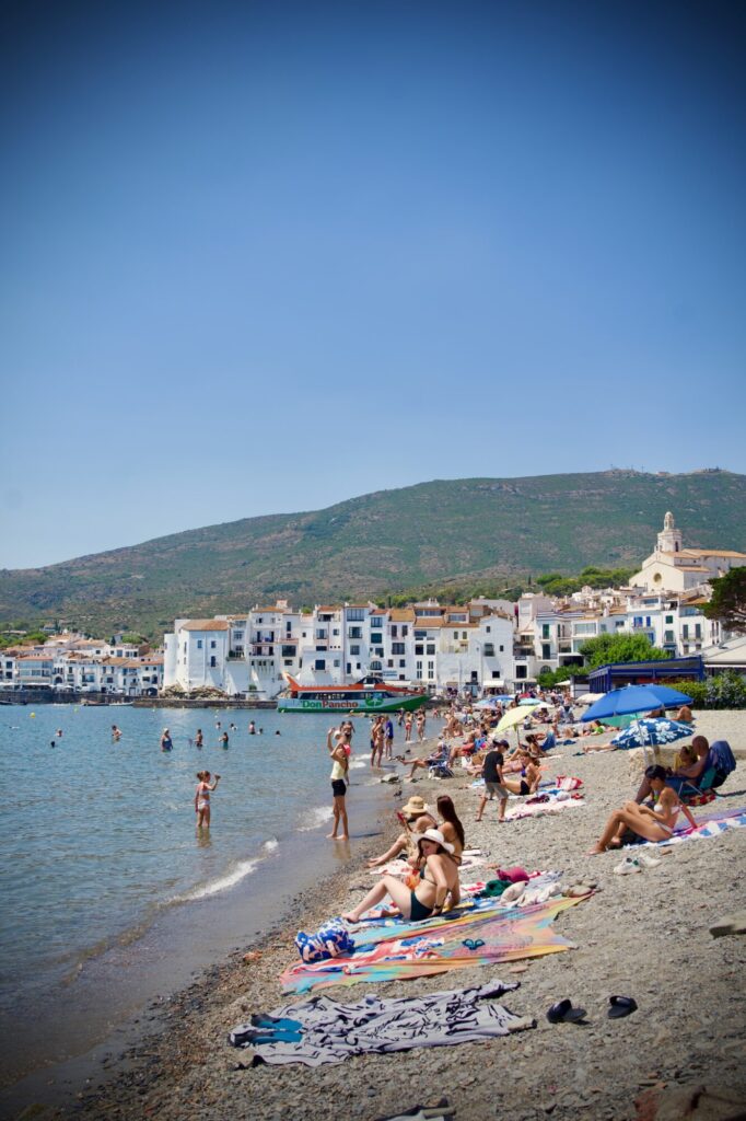 Vacances dans les Pyrénées orientales - à la recherche d'un peu de fraîcheur au pied des Pyrénées, sur la Costa Brava dans le bucolique petit port de Cadaquès - ©LMDC, 2026