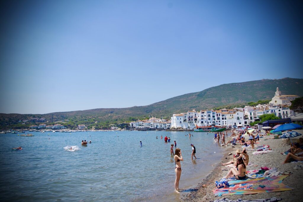Vacances dans les Pyrénées orientales - à la recherche d'un peu de fraîcheur au pied des Pyrénées, sur la Costa Brava dans le bucolique petit port de Cadaquès - ©LMDC, 2026