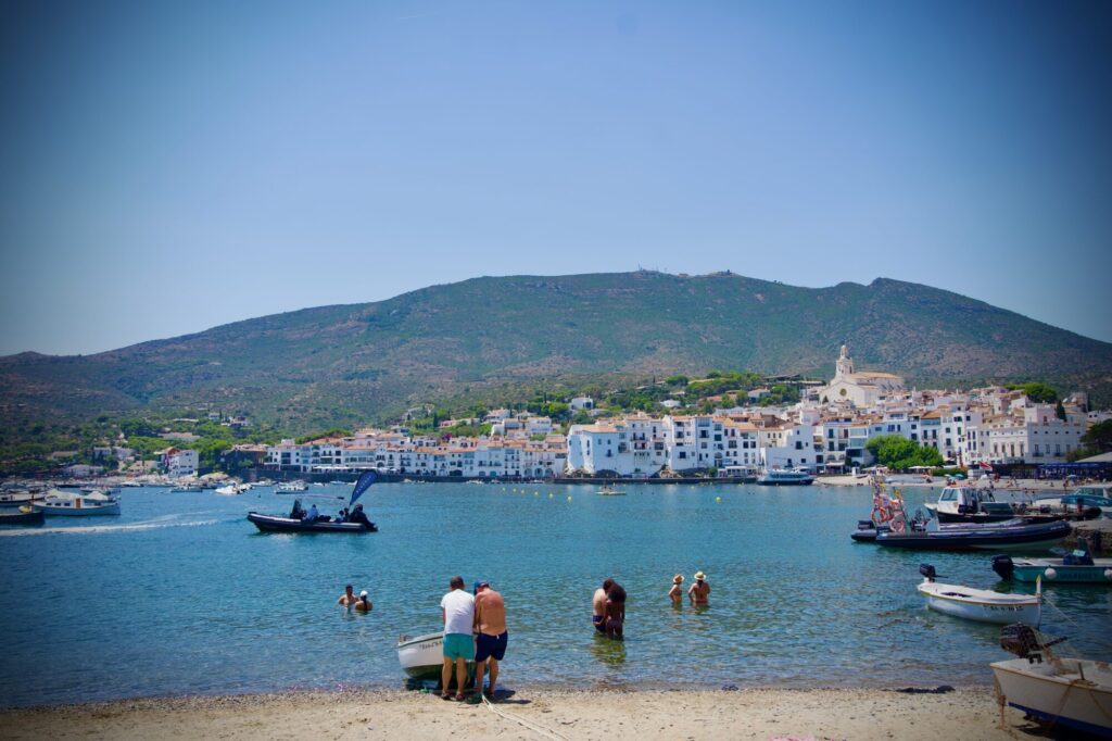 Vacances dans les Pyrénées orientales - à la recherche d'un peu de fraîcheur au pied des Pyrénées, sur la Costa Brava dans le bucolique petit port de Cadaquès - ©LMDC, 2026