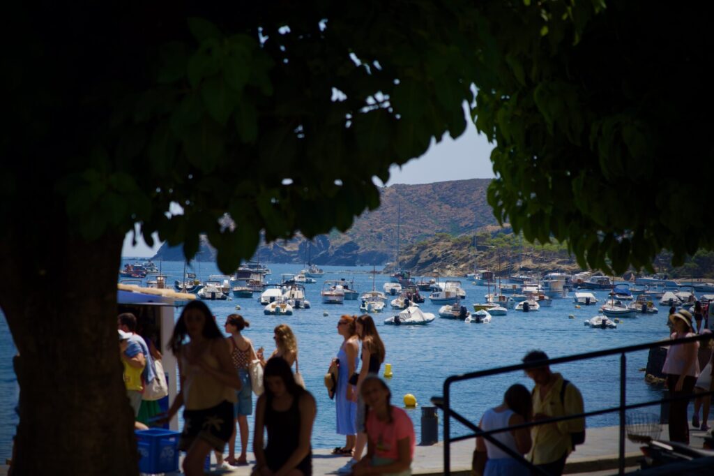 Vacances dans les Pyrénées orientales - à la recherche d'un peu de fraîcheur au pied des Pyrénées, sur la Costa Brava dans le bucolique petit port de Cadaquès - ©LMDC, 2026
