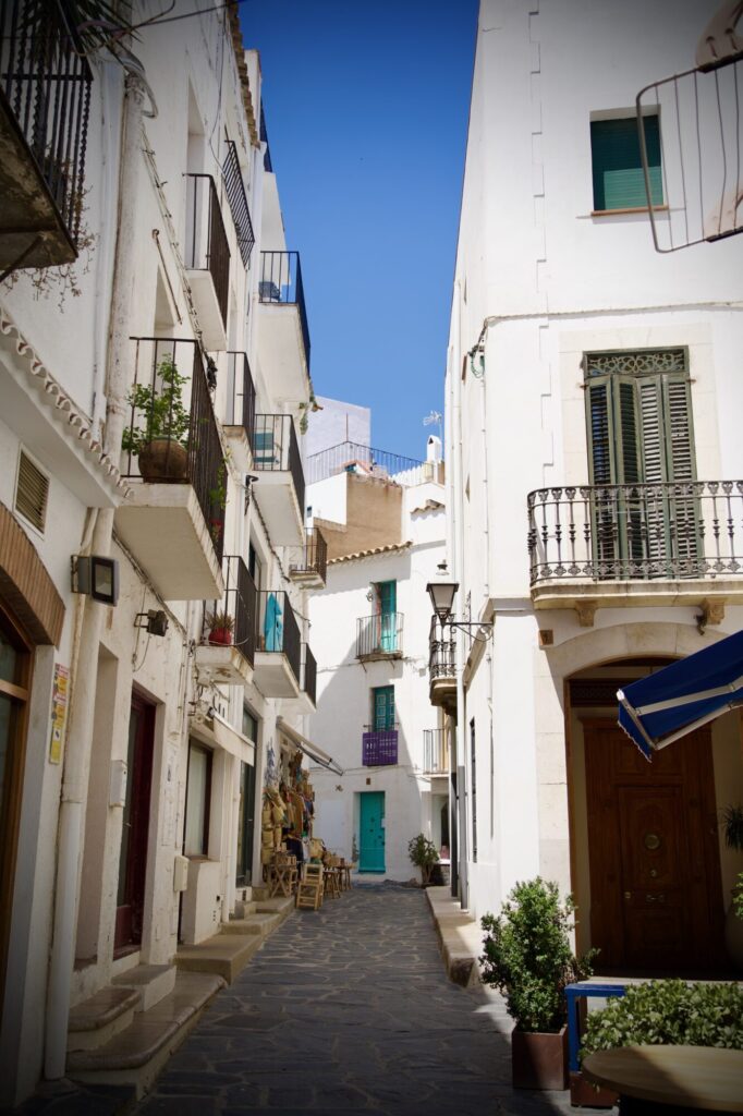 Vacances dans les Pyrénées orientales - à la recherche d'un peu de fraîcheur au pied des Pyrénées, sur la Costa Brava dans le bucolique petit port de Cadaquès - ©LMDC, 2026