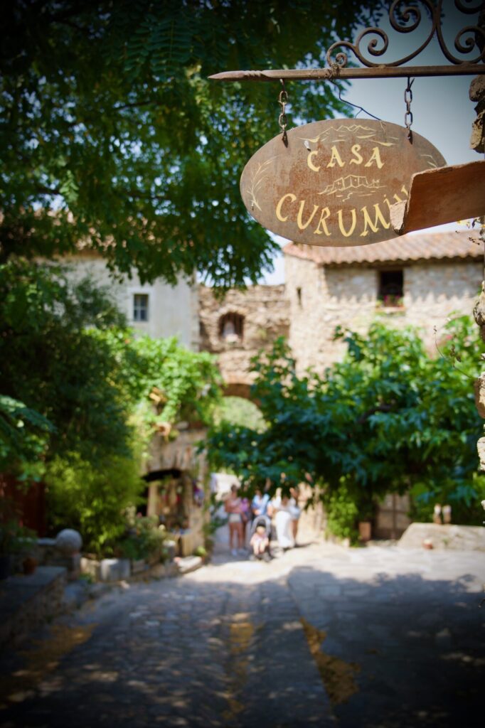 Vacances dans les Pyrénées orientales - Promenade dans le pittoresque village de Castelnou - ©LMDC, 2026